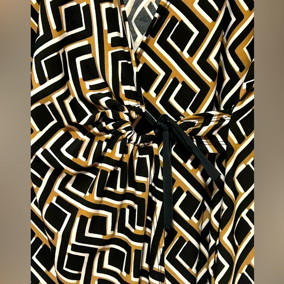 Glamour Black and gold petite Geometric Dress - Picture 6 of 9